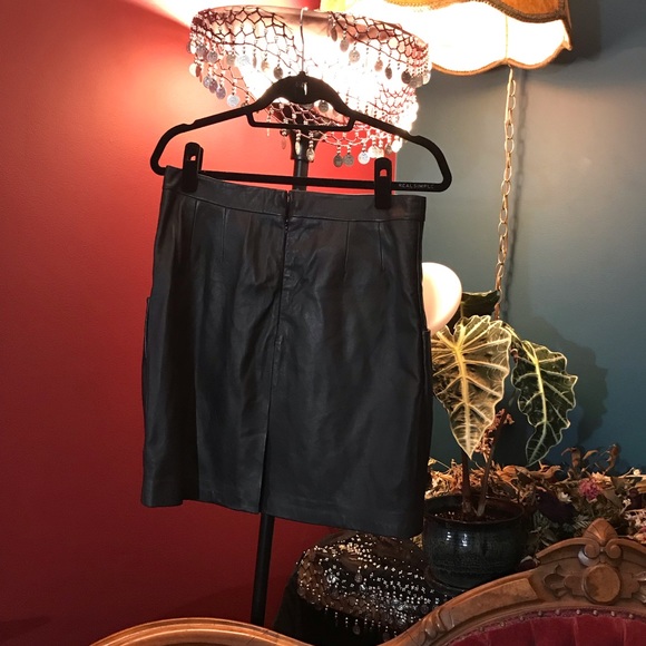 Halogen 100% Genuine Leather Mini Skirt w/ pockets - Picture 2 of 6